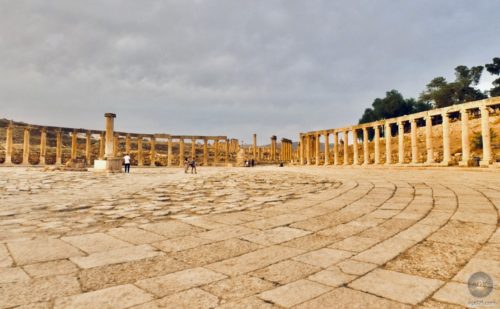 Das Foto zeigt den ovalen Platz der Römerstadt Jerash Gerasa in Jordanien.