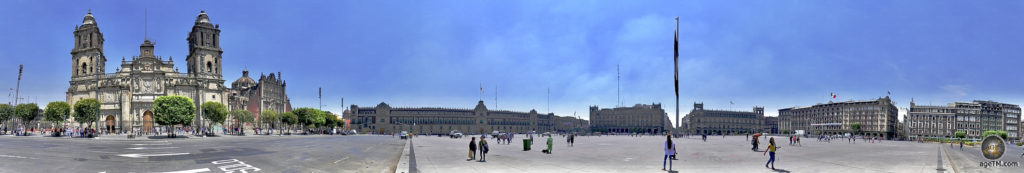 Plaza de la Constitución Zócalo mit Kathedrale Metropolitana und Nationalpalast im historischen Zentrum Mexiko Stadt