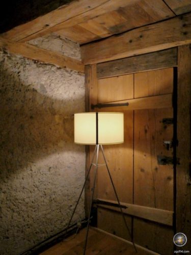 Foto zeigt eine historisch Holztür im Wanderzimmer der Rainhof Scheune. Ein traditionelles Hotel im Schwarzwald.