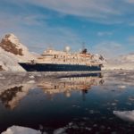 Die Sea Spirit zwischen Eisbergen - Antarktis Expedition mit Poseidon Expeditions