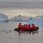 Zodiac-Fahrt zwischen Eisbergen - Sea Spirit Antarktisreise mit Poseidon Expeditions
