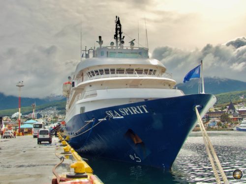 Die Sea Spirit im Hafen von Ushuaia - Antarktisreise mit dem Expeditionsschiff - Poseidon Expeditions