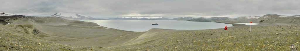 Ausblick auf die mit Meerwasser gefüllte Caldera - Deception Island Süd-Shetland-Inseln - Sea Spirit Antarktisreise