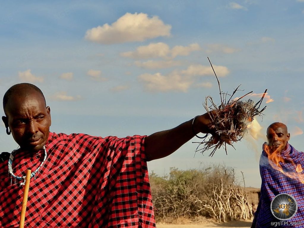 Masai macht Feuer Ngorongoro Schutzgebiet Serengeti Nationalpark Tansania Afrika