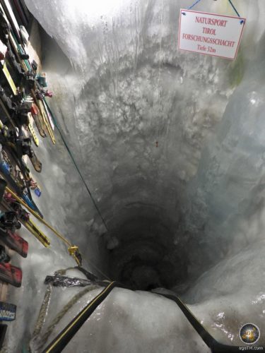 Шахта за изследване на ледника в естествения леден дворец Gletscherhöhle Hintertux Тирол Австрия