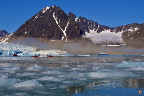 Schlauchboote und Kajaks im Treibeis am Gletscher - Sea Spirit Spitzbergen-Arktis-Reise - Svalbard Arctic Cruise